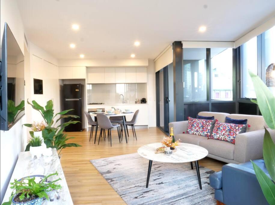 Modern 1 Brm Apartment With Pool Close To Beach Gold Coast Exteriér fotografie